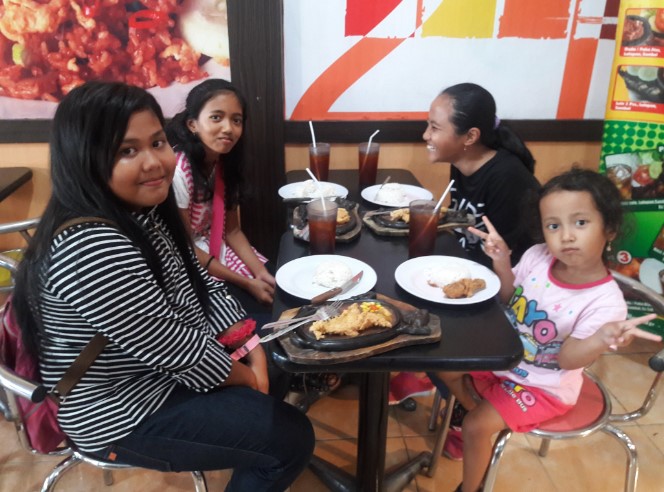 Java Resto: Santapan Harian yang Menghiasi Jalan Dr. Soetomo